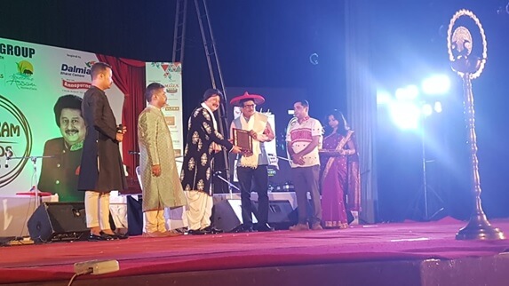 JIS University has been awarded as the fastest emerging University of India in ‘Byatikrom’ Award Ceremony of Assam held at Pragjyoti ITA Centre, Machkowa Guwahati on August 11, 2018. The award has been given by Dept. of Cultural Affair in association with Dept. of Tourism and Byatikrom Magazine. Mr Bidyut Majumdar DGM - JIS Group, has received the award from Padmashri Pankaj Udhas in this Prestigious Event.